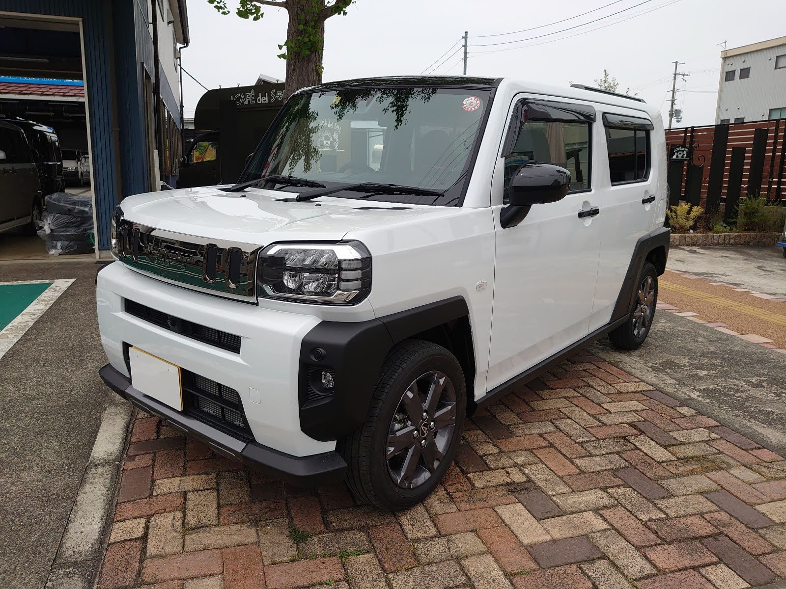 Daihatsu taft side front